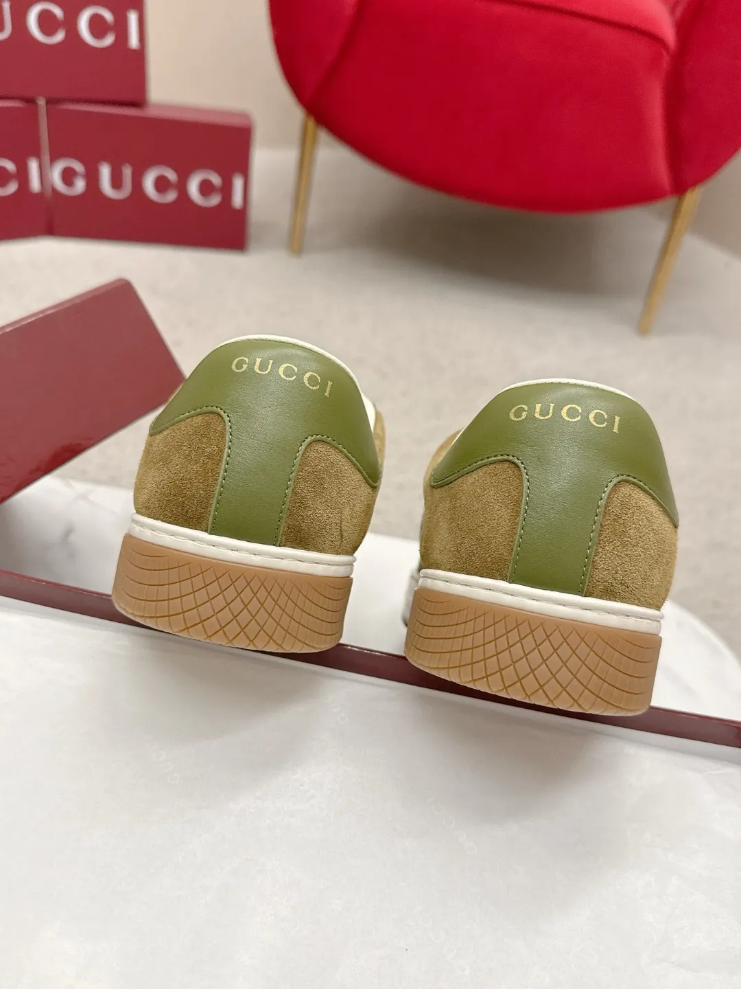 Factory price: 460💰Gucci Gucci's latest ACE series casual sports shoes, the same style as all the stars, classic brown canvas + leather stitching, the red and green stripes on the side are very recognizable. Perfect shoe last, perfect for daily casual wear, super beautiful and comfortable on the feet, a must-have for fashionistas 💯 ☑️Material: Original customized imported first-layer cowhide ☑️Inner lining: Customized imported cowhide ☑️Outsole: Original molded non-slip TPU sole ☑️Sole thickness: 2.5cm ☑️Size: Men's 38-44, customized 45